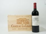une bouteille de vin posée à côté d'une caisse en bois