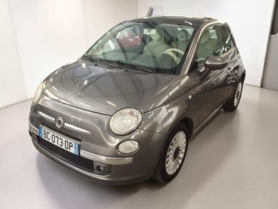 une petite voiture garée dans un garage
