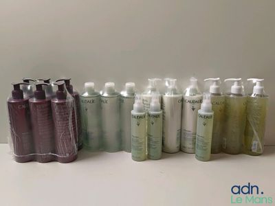 Plusieurs flacons de lotion sont alignés sur une table