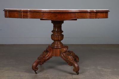 Table violonée en acajou et placage d'acajou à piètement cen…