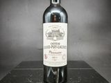 une bouteille de vin posée sur une table