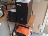 un bureau sur lequel se trouvent un ordinateur et une imprimante