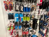 un mur sur lequel sont exposés divers articles dans un magasin