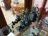 une table en verre sur laquelle sont disposées plusieurs figurines