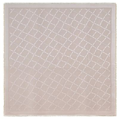 un tapis beige orné d'un motif blanc