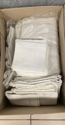 une boîte contenant de nombreuses serviettes blanches