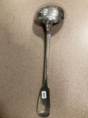 une cuillère et une cuillère sur laquelle se trouve une autre cuillère
