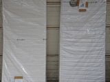 trois matelas emballés dans du plastique