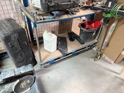 un chariot chargé de nombreux outils dans un garage