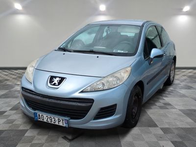 La petite voiture bleue est garée dans le garage, sur le sol à carreaux.