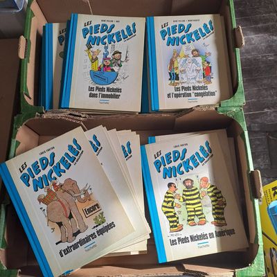 des cartons de livres pour enfants posés sur une table en bois