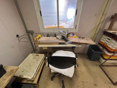 un bureau avec une chaise dans une pièce dotée d'une fenêtre