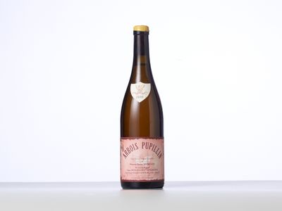 la bouteille de vin est posée sur la table sur la table