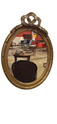 une photo d'un miroir devant lequel se trouve une chaise