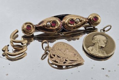 une broche en or sur laquelle est fixée une pièce de monnaie
