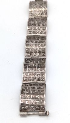 une image représentant un bracelet en argent orné d'inscriptions égyptiennes