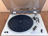 une image représentant une platine sur laquelle est posé un tourne-disque