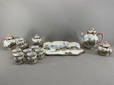 un ensemble d'objets en porcelaine comprenant une théière, une soucoupe et un plateau