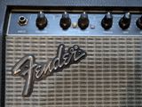 un gros plan d'un amplificateur Fender sur lequel figure le mot « Fender »