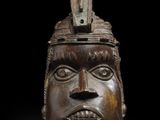 une image représentant un masque en bois sur fond noir