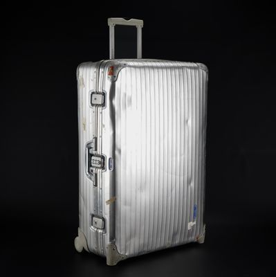 une valise posée sur une surface noire