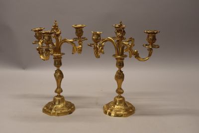 Paire de candélabres de style Louis XV en bronze doré à troi… - Photo 1