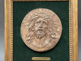 une plaque en bronze représentant Jésus avec une couronne d'épines sur la tête