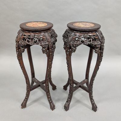 paire de tabourets chinois anciens en bois sculpté, avec plateau en marbre