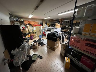 une photo d'une chambre en désordre, avec beaucoup de bric-à-brac par terre