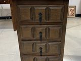 une grande commode en bois exposée dans une pièce