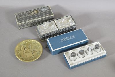 une petite boîte en argent et une pièce d'or à côté