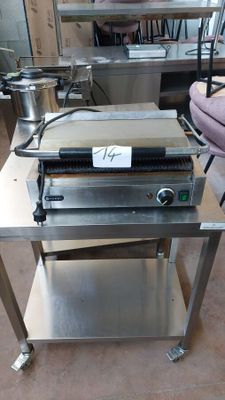 une machine posée sur une table dans une pièce