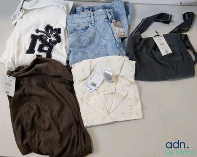 une pile de vêtements sur une table