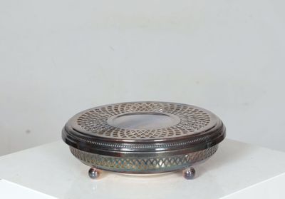 CHRISTOFLE, France. Chauffe-plat circulaire en métal argenté…