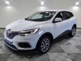 Le SUV Renault Kad blanc est garé sur un sol à damier.