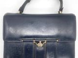 sac à main en cuir bleu marine avec des finitions dorées