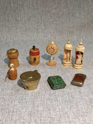 Neuf objets de vitrine divers dont poids en bronze