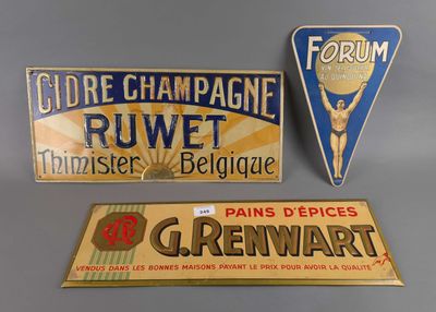 trois panneaux différents sont posés sur une table devant un fond gris