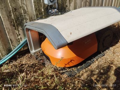 une planche de surf posée sur un objet orange