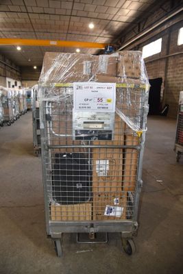 de nombreuses caisses de denrées alimentaires dans un chariot métallique, dans un entrepôt