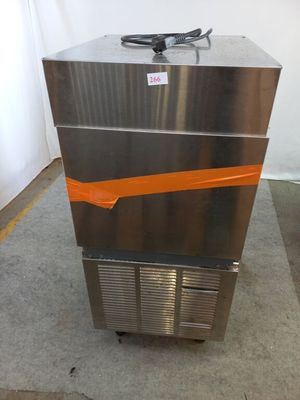 un réfrigérateur en acier inoxydable avec une bande orange sur le côté