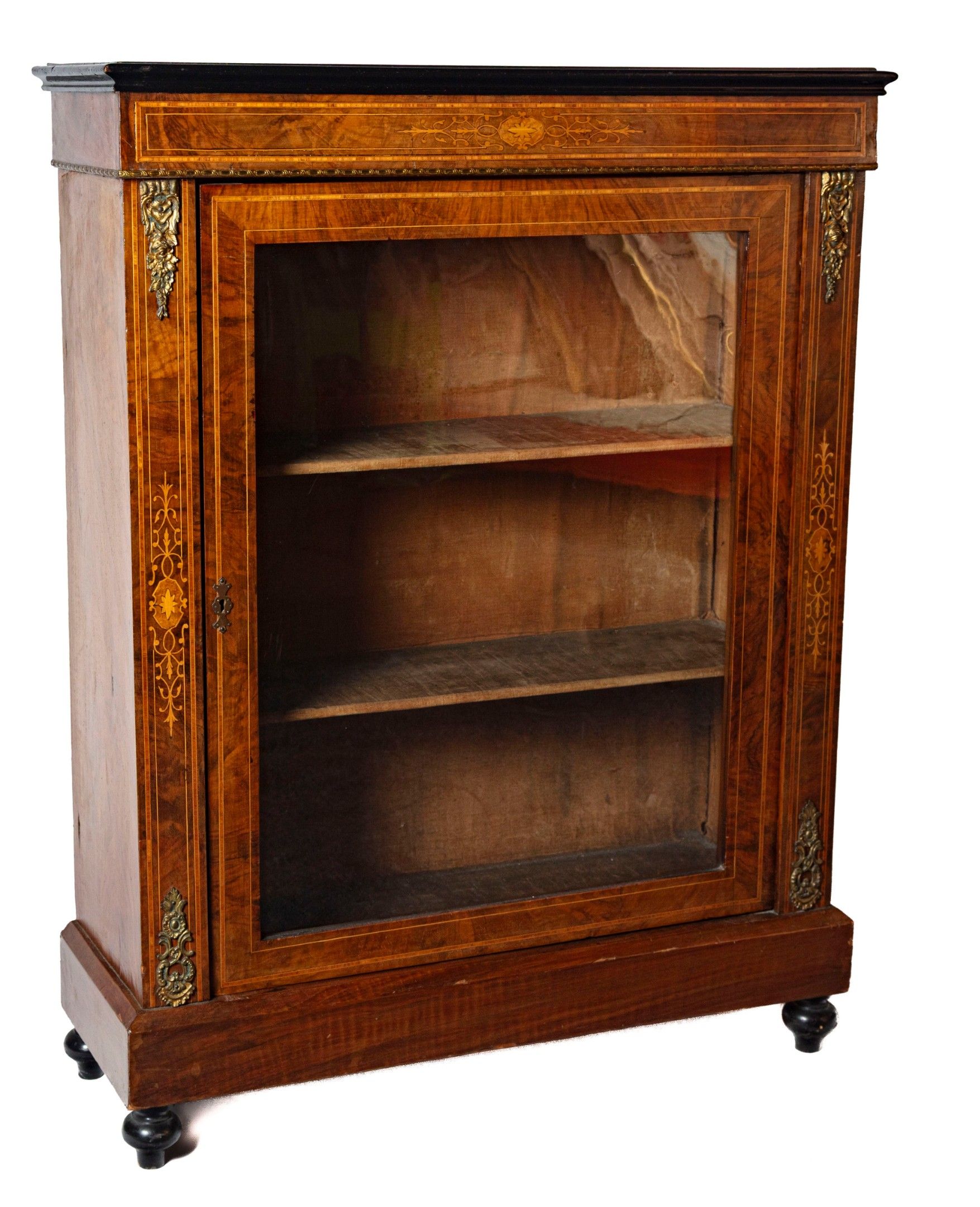 Vitrine en placage d'acajou, amarante et bois fruitiers form…