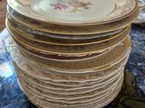 plusieurs assiettes empilées sur une table