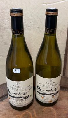 deux bouteilles de vin posées sur une table en bois