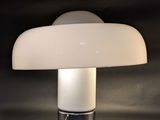 gros plan d'une lampe sur une table à fond noir