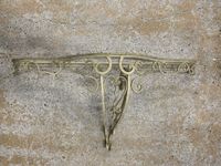 Console murale en fer forgé laqué crème à décor d'enroulemen… (photo 2)