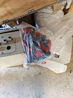 Harnais de sécurité. On y joint un sèche-bouteilles en PVC j…