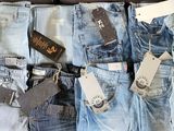 les nombreux jeans exposés dans un magasin