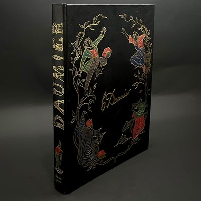 Le livre est noir, orné de fleurs dorées et rouges.