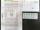 beaucoup de timbres posés sur la table, avec une photo d'eux dessus